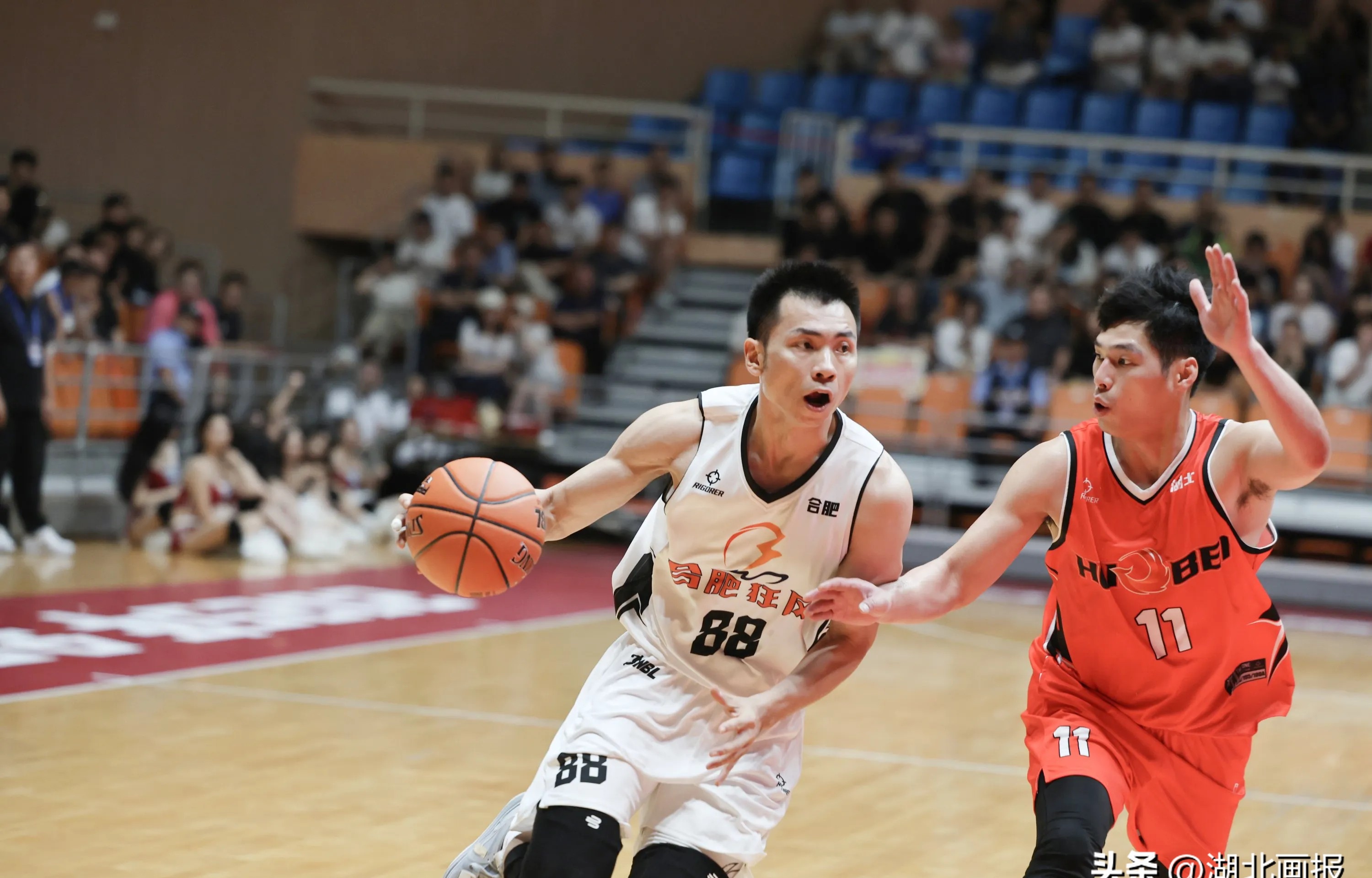 发展迅猛的篮球联赛吸引众多球迷关注的简单介绍 发展迅猛的篮球联赛吸引众多球迷关注的简单介绍