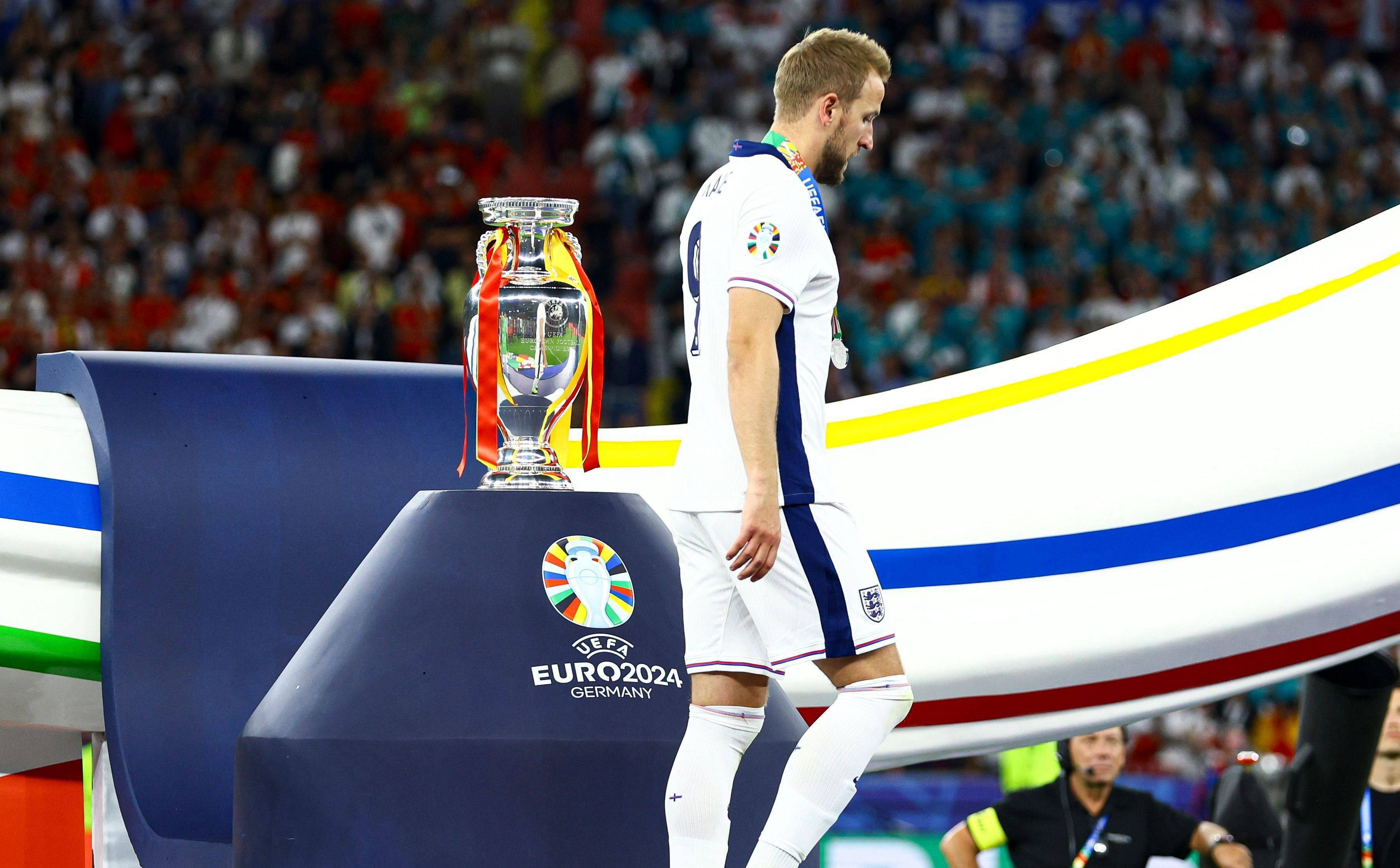 包含曼城强势瑞士，哈里·凯恩完成帽子戏法的词条