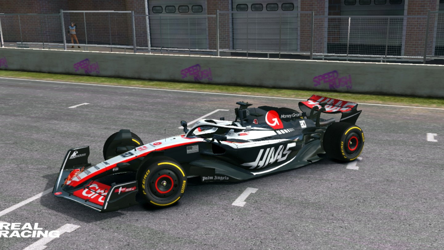 关于红牛车队险胜哈斯车队，塞恩斯带队取胜的信息