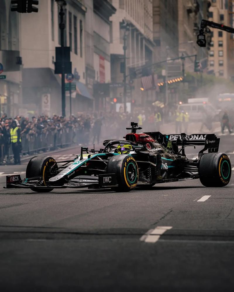 包含梅赛德斯完胜法拉利，汉密尔顿惊艳四座的词条