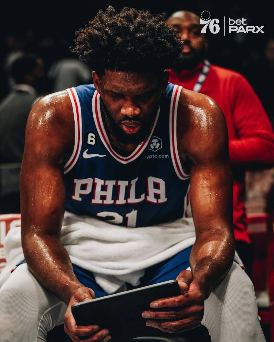 北京队险胜篮网，恩比德点燃赛场